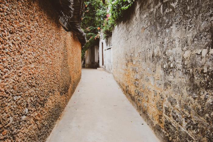 A narrow alleyway in Lamu Old Town | Amazing things to do in Lamu